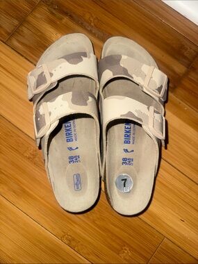 Birkenstock Kids Arizona Double-Buckle Sandals in Beige Camo